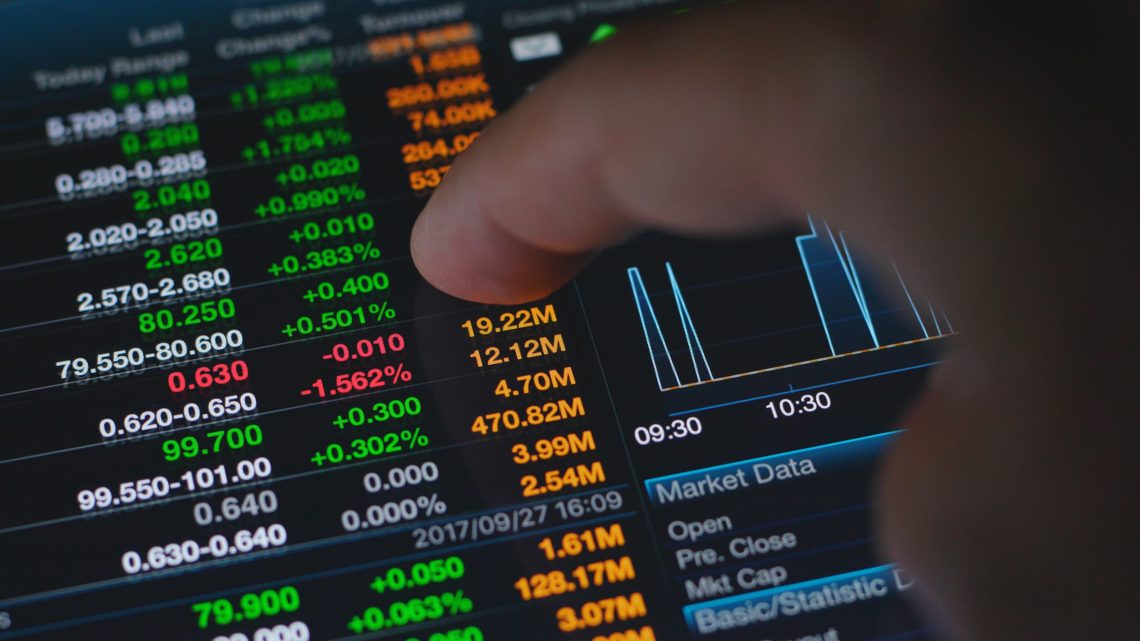 Mengenal dan Memahami Net Buy dan Net Sell Asing Bagi kamu yang sudah terjun ke dunia investasi saham. Istilah net buy dan net sell asing tentu bukan lagi hal baru, tapi tahukah kamu betapa besarnya pengaruhnya terhadap pergerakan harga saham, nilai tukar mata uang dan sentimen pasar secara keseluruhan. Investor asing memainkan peran penting dalam pasar modal Indonesia. Arah beli atau jual mereka bisa memberikan sinyal kuat bagi investor lokal. Dalam artikel ini kita akan mengulas secara menyeluruh mengenai arti net buy dan net sell asing. Pengaruhnya terhadap kondisi pasar, bagaimana langkah cerdas dan sebaiknya diambil investor lokal.  1. Net Buy Asing  Net Buy Asing merupakan kondisi dimana investor asing melakukan pembelian bersih saham. Artinya mereka membeli banyak saham daripada yang mereka jual dipasar domestik dalam periode tertentu. Aktivitas ini sering dianggap sebagai sinyal positif bahwa investor global melihat potensi pada pertumbuhan pasar tersebut.  2. Net Sell Asing  Sebaliknya, Net Sell Asing adalah situasi ketika investor asing menjual lebih banyak saham daripada yang mereka beli. Ini bisa terjadi karena berbagai alasan seperti kondisi global yang tidak menentu. Perubahan kebijakan moneter di negara maju atau adanya ketidakpastian ekonomi dinegara tersebut. Kehadiran dana asing sangat memengaruhi dinamika pasar modal, baik dari sisi teknikal maupun fundamental.  3. Pergerakan Nilai Tukar Rupiah Ketika Investor asing banyak membeli saham atau net buy. Mereka perlu menukar mata uang asing ke Rupiah sehingga permintaah terhadap rupiah meningkat. Ini mendorong penguatan nilai tukar Rupiah. Namun sebaliknya jika terjadi net sell makan rupiah bisa terdepresiasi karena investor asing menukarkan rupiah kembali ke mata uang asal mereka.  4. Kenaikan atau Penurunan Harga Aset  Masuknya dana asing dalam jumlah besar ke bursa dapat meningkatkan permintaan terhadap shaam tertentu. Sehingga harga saham cenderung naik. Sementara itu, saat mereka keluar atau net sell tekanan jual bisa menyebabkan harga saham terkoreksi atau turun. Terytama pada saham-saham dengan kapitalisasi besar.  5. Sentimen Pasar yang Terbentuk  Aktivitas investor asing kerap dijadikan indikator sentimen pasar oleh investor lokal. Net buy asing biasanya meningkatkan kepercayaan investor lokal, karena dianggap sebagai sinyal bahwa kondisi ekonomi baik. Disisi lain net sell asing dapat memicu kekhawatiran dan kehati-hatian di kalangan investor ritel.  6. Strategi Menghadapi Arus Buy dan Net Sell Asing  Agar bisa beradaptasi dengan perubahan arus dana asing. Investor lokal perlu memiliki strategi yang rasional dan berbasis analisis bukan hanya mengikuti sentimen pasar secara membabi buta. Investor sebaiknya tidak mengambil keputusan secara impulsif hanya karena melihat investor asing melakukan asli jual besar-besaran. Banyak faktor lain yang perlu dianalisisi. Seperti laporan keuangan emiten, prospek industri dan kondisi makroekonomi. Penting untuk memperhatikan fluktuasi nilai tukar. Gunakan instrumen lindung nilai jika diperlukan terutama jika Rupiah menunjukkan volatilitas tinggi.  7. Net Buy atau Sell Tidak Selalu Mencerminkan Fundamental Hak penting yang kerap dilupakan investor adalah bahwa pergeraka net buy dan net sell asing tidak selalu emncerminkan kondisi fundamenral ekonomi yangsebenarnya. Terkadang investor asing melakukan aksi jual karena kebutuhan likuiditas global atau rotasi portofolio. Bukan karena ekonomi Indonesia memburuk. Oleh karena itu jangan langsung panik jika melihat data nel sell aisng meningkat. Justru bisa mebjadi momen kesempatan untuk membeli saham bagu dengan harga diskon. 