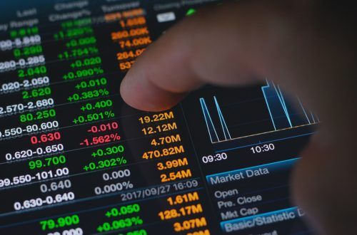 Mengenal dan Memahami Net Buy dan Net Sell Asing Bagi kamu yang sudah terjun ke dunia investasi saham. Istilah net buy dan net sell asing tentu bukan lagi hal baru, tapi tahukah kamu betapa besarnya pengaruhnya terhadap pergerakan harga saham, nilai tukar mata uang dan sentimen pasar secara keseluruhan. Investor asing memainkan peran penting dalam pasar modal Indonesia. Arah beli atau jual mereka bisa memberikan sinyal kuat bagi investor lokal. Dalam artikel ini kita akan mengulas secara menyeluruh mengenai arti net buy dan net sell asing. Pengaruhnya terhadap kondisi pasar, bagaimana langkah cerdas dan sebaiknya diambil investor lokal. 1. Net Buy Asing Net Buy Asing merupakan kondisi dimana investor asing melakukan pembelian bersih saham. Artinya mereka membeli banyak saham daripada yang mereka jual dipasar domestik dalam periode tertentu. Aktivitas ini sering dianggap sebagai sinyal positif bahwa investor global melihat potensi pada pertumbuhan pasar tersebut. 2. Net Sell Asing Sebaliknya, Net Sell Asing adalah situasi ketika investor asing menjual lebih banyak saham daripada yang mereka beli. Ini bisa terjadi karena berbagai alasan seperti kondisi global yang tidak menentu. Perubahan kebijakan moneter di negara maju atau adanya ketidakpastian ekonomi dinegara tersebut. Kehadiran dana asing sangat memengaruhi dinamika pasar modal, baik dari sisi teknikal maupun fundamental. 3. Pergerakan Nilai Tukar Rupiah Ketika Investor asing banyak membeli saham atau net buy. Mereka perlu menukar mata uang asing ke Rupiah sehingga permintaah terhadap rupiah meningkat. Ini mendorong penguatan nilai tukar Rupiah. Namun sebaliknya jika terjadi net sell makan rupiah bisa terdepresiasi karena investor asing menukarkan rupiah kembali ke mata uang asal mereka. 4. Kenaikan atau Penurunan Harga Aset Masuknya dana asing dalam jumlah besar ke bursa dapat meningkatkan permintaan terhadap shaam tertentu. Sehingga harga saham cenderung naik. Sementara itu, saat mereka keluar atau net sell tekanan jual bisa menyebabkan harga saham terkoreksi atau turun. Terytama pada saham-saham dengan kapitalisasi besar. 5. Sentimen Pasar yang Terbentuk Aktivitas investor asing kerap dijadikan indikator sentimen pasar oleh investor lokal. Net buy asing biasanya meningkatkan kepercayaan investor lokal, karena dianggap sebagai sinyal bahwa kondisi ekonomi baik. Disisi lain net sell asing dapat memicu kekhawatiran dan kehati-hatian di kalangan investor ritel. 6. Strategi Menghadapi Arus Buy dan Net Sell Asing Agar bisa beradaptasi dengan perubahan arus dana asing. Investor lokal perlu memiliki strategi yang rasional dan berbasis analisis bukan hanya mengikuti sentimen pasar secara membabi buta. Investor sebaiknya tidak mengambil keputusan secara impulsif hanya karena melihat investor asing melakukan asli jual besar-besaran. Banyak faktor lain yang perlu dianalisisi. Seperti laporan keuangan emiten, prospek industri dan kondisi makroekonomi. Penting untuk memperhatikan fluktuasi nilai tukar. Gunakan instrumen lindung nilai jika diperlukan terutama jika Rupiah menunjukkan volatilitas tinggi. 7. Net Buy atau Sell Tidak Selalu Mencerminkan Fundamental Hak penting yang kerap dilupakan investor adalah bahwa pergeraka net buy dan net sell asing tidak selalu emncerminkan kondisi fundamenral ekonomi yangsebenarnya. Terkadang investor asing melakukan aksi jual karena kebutuhan likuiditas global atau rotasi portofolio. Bukan karena ekonomi Indonesia memburuk. Oleh karena itu jangan langsung panik jika melihat data nel sell aisng meningkat. Justru bisa mebjadi momen kesempatan untuk membeli saham bagu dengan harga diskon.