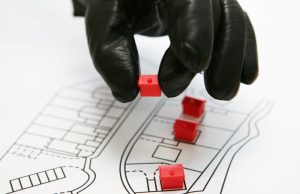 Waspadai Penipuan Sebelum Transaksi Jual Beli Rumah Membeli rumah baru atau rumah bekas dibawah 1 Milyar seperti disekitar Taman Balai Kota Bandung atau perumahan Setiabudi Regency adalah langkah besar. Karena ini memengaruhi masa depan finansial. Sayangnya dalam proses ini selalu ada penipuan jual beli rumah yang terjadi perlu diwaspadai. Karena itu penting bagi kamu sebagai calon pembeli meningkat kewaspadaan dan jeloajahi beberapa tanda yang perlu kamu waspadai ketika berurusan dengan penjual properti untuk menghindari produk penipuan yang dapat terjadi. Mengenali ciri-ciri penipuan ini akna membantu kamu lebih memahami developer penipu menjadi masalh penting dalam transaksi yang meragukan dan melindungi kamu dari kerugian finansial yang besar dan potensi masalah hukum yang serius. 1. Informasi yang Tidak Konsisten Salah stau ciri penjual properti yang perlu kamu curigai adalah ketika penjual memberikan informasi yang tidak konsisten. tidak sesuai dengan informasi yang diberikan bisa mengindikasikan sesuatu yang tidak benar. Sebagai contoh jika penjual mengklaim properti yang disewakan atau rumah yang dijual memiliki tiga kamar tidur dalam iklan online. Sementara faktanya hanya dua perlu dicurigai, selain itu, ini bisa mengarah ke penipuan harga rumah, fasilitas atau kondisi properti.  2. Penjual Enggan Bertemu atau Melibatkan Pihak Ketiga Ciri-ciri penipuan jual beli rumah lainnya adalah penjual enggan bertemu atau melibatkan pihak ketiga. Misalnya, penjual menolak untuk mengatur pertemuan langsung diproperti yang dijual. Kamu bisa mencurigai mereka ketika mereka menolak bekerja sama dengan konsultan atau pengacara sebagai perantara netral. Dikarenakan hal ini bisa menciptakan situasi dimana penjual berkesempatan untuk menyembunyikan informasi yang bisa membuat mu rugi dan tertipu. 3. Pembayaran hanya Melalui Metode Tertentu Jika penjual rumah atau agen mendesak kamu untuk membayar lewat metode tertentu yang tidak lazim seperti uang tunai kamu perlu curiga. Hal ini bisa terlihat ketika seseorang menekan bahwa pembayaran atau transaksi harus dilakukan dalam bentu tunai atau tidak melewati perbankan. Hal ini bisa menciptakan ketidakjelasan dan risiko bagi pembeli. Penekanan ini dapat membawa kamu pada metode pembayara yang tidak sah dan kehilangan jejak transaksi akan lebih sulit dilacak bila terjadi masalah. 4. Tidak Mau Memperlihatkan Bukti Kepemilikan  Contoh ciri-ciri perilaku penipuan jual beli rumah adalah saat penjual atau agen properti menolak untuk memberikan referensi atau bukti kepemilikan properti. Contohnya jika penjual enggan menunjukkan dokumen kepemilikan properti seperti sertifikat tanah atau akta jual beli kamu harus curiga dikarenakan bukti kepemilikan merupakan faktor penting untuk memverifikasi keaslian atau legalitas suatu properti. 5. Kredibilitas atau Perizinan Merugikan Ketika seseorang penjual atau developer properti terlihat memiliki catatan kredibilitas yang buruk ini bisa menjadi suatu peringatan yang serius. Hal ini dapat terjadi misalnya ketika penjual tidak dapat menunjukkan izin resmi untuk menjual properti tersebut. Dalam situasi semacam ini penting untuk kamu berhati-hari dan melakukan penelitian lebih mendalam. 6. Tidak Responsif Pihak penjual atau agen properti yang tidak responsif juga bisa menjadi penipuan rumah yang perlu diwaspadai. Seperti jika kamu mencoba menghubungi mereka untuk mendapatkan informasi tambahan. Tetapi tidak kunjung merespons tentu kamu menadi ragu situasi ini dapat menciptakan ketidaktransparan dalam proses jual beli rumah. Meningkatkan risiko bahwa kamu tidak akan mendapatkan informasi yang dibutuhkan atau kerepotan saat menghadapi masalah.