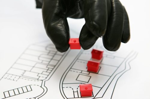 Waspadai Penipuan Sebelum Transaksi Jual Beli Rumah Membeli rumah baru atau rumah bekas dibawah 1 Milyar seperti disekitar Taman Balai Kota Bandung atau perumahan Setiabudi Regency adalah langkah besar. Karena ini memengaruhi masa depan finansial. Sayangnya dalam proses ini selalu ada penipuan jual beli rumah yang terjadi perlu diwaspadai. Karena itu penting bagi kamu sebagai calon pembeli meningkat kewaspadaan dan jeloajahi beberapa tanda yang perlu kamu waspadai ketika berurusan dengan penjual properti untuk menghindari produk penipuan yang dapat terjadi. Mengenali ciri-ciri penipuan ini akna membantu kamu lebih memahami developer penipu menjadi masalh penting dalam transaksi yang meragukan dan melindungi kamu dari kerugian finansial yang besar dan potensi masalah hukum yang serius. 1. Informasi yang Tidak Konsisten Salah stau ciri penjual properti yang perlu kamu curigai adalah ketika penjual memberikan informasi yang tidak konsisten. tidak sesuai dengan informasi yang diberikan bisa mengindikasikan sesuatu yang tidak benar. Sebagai contoh jika penjual mengklaim properti yang disewakan atau rumah yang dijual memiliki tiga kamar tidur dalam iklan online. Sementara faktanya hanya dua perlu dicurigai, selain itu, ini bisa mengarah ke penipuan harga rumah, fasilitas atau kondisi properti.  2. Penjual Enggan Bertemu atau Melibatkan Pihak Ketiga Ciri-ciri penipuan jual beli rumah lainnya adalah penjual enggan bertemu atau melibatkan pihak ketiga. Misalnya, penjual menolak untuk mengatur pertemuan langsung diproperti yang dijual. Kamu bisa mencurigai mereka ketika mereka menolak bekerja sama dengan konsultan atau pengacara sebagai perantara netral. Dikarenakan hal ini bisa menciptakan situasi dimana penjual berkesempatan untuk menyembunyikan informasi yang bisa membuat mu rugi dan tertipu. 3. Pembayaran hanya Melalui Metode Tertentu Jika penjual rumah atau agen mendesak kamu untuk membayar lewat metode tertentu yang tidak lazim seperti uang tunai kamu perlu curiga. Hal ini bisa terlihat ketika seseorang menekan bahwa pembayaran atau transaksi harus dilakukan dalam bentu tunai atau tidak melewati perbankan. Hal ini bisa menciptakan ketidakjelasan dan risiko bagi pembeli. Penekanan ini dapat membawa kamu pada metode pembayara yang tidak sah dan kehilangan jejak transaksi akan lebih sulit dilacak bila terjadi masalah. 4. Tidak Mau Memperlihatkan Bukti Kepemilikan  Contoh ciri-ciri perilaku penipuan jual beli rumah adalah saat penjual atau agen properti menolak untuk memberikan referensi atau bukti kepemilikan properti. Contohnya jika penjual enggan menunjukkan dokumen kepemilikan properti seperti sertifikat tanah atau akta jual beli kamu harus curiga dikarenakan bukti kepemilikan merupakan faktor penting untuk memverifikasi keaslian atau legalitas suatu properti. 5. Kredibilitas atau Perizinan Merugikan Ketika seseorang penjual atau developer properti terlihat memiliki catatan kredibilitas yang buruk ini bisa menjadi suatu peringatan yang serius. Hal ini dapat terjadi misalnya ketika penjual tidak dapat menunjukkan izin resmi untuk menjual properti tersebut. Dalam situasi semacam ini penting untuk kamu berhati-hari dan melakukan penelitian lebih mendalam. 6. Tidak Responsif Pihak penjual atau agen properti yang tidak responsif juga bisa menjadi penipuan rumah yang perlu diwaspadai. Seperti jika kamu mencoba menghubungi mereka untuk mendapatkan informasi tambahan. Tetapi tidak kunjung merespons tentu kamu menadi ragu situasi ini dapat menciptakan ketidaktransparan dalam proses jual beli rumah. Meningkatkan risiko bahwa kamu tidak akan mendapatkan informasi yang dibutuhkan atau kerepotan saat menghadapi masalah.