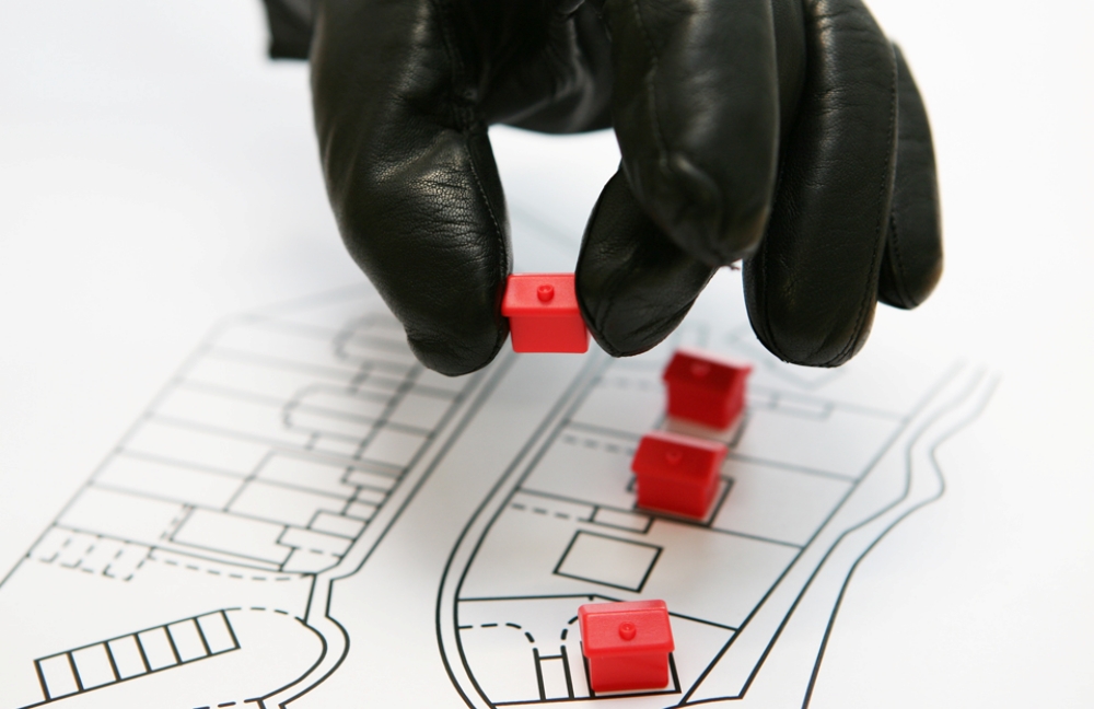 Waspadai Penipuan Sebelum Transaksi Jual Beli Rumah Membeli rumah baru atau rumah bekas dibawah 1 Milyar seperti disekitar Taman Balai Kota Bandung atau perumahan Setiabudi Regency adalah langkah besar. Karena ini memengaruhi masa depan finansial. Sayangnya dalam proses ini selalu ada penipuan jual beli rumah yang terjadi perlu diwaspadai. Karena itu penting bagi kamu sebagai calon pembeli meningkat kewaspadaan dan jeloajahi beberapa tanda yang perlu kamu waspadai ketika berurusan dengan penjual properti untuk menghindari produk penipuan yang dapat terjadi. Mengenali ciri-ciri penipuan ini akna membantu kamu lebih memahami developer penipu menjadi masalh penting dalam transaksi yang meragukan dan melindungi kamu dari kerugian finansial yang besar dan potensi masalah hukum yang serius. 1. Informasi yang Tidak Konsisten Salah stau ciri penjual properti yang perlu kamu curigai adalah ketika penjual memberikan informasi yang tidak konsisten. tidak sesuai dengan informasi yang diberikan bisa mengindikasikan sesuatu yang tidak benar. Sebagai contoh jika penjual mengklaim properti yang disewakan atau rumah yang dijual memiliki tiga kamar tidur dalam iklan online. Sementara faktanya hanya dua perlu dicurigai, selain itu, ini bisa mengarah ke penipuan harga rumah, fasilitas atau kondisi properti.  2. Penjual Enggan Bertemu atau Melibatkan Pihak Ketiga Ciri-ciri penipuan jual beli rumah lainnya adalah penjual enggan bertemu atau melibatkan pihak ketiga. Misalnya, penjual menolak untuk mengatur pertemuan langsung diproperti yang dijual. Kamu bisa mencurigai mereka ketika mereka menolak bekerja sama dengan konsultan atau pengacara sebagai perantara netral. Dikarenakan hal ini bisa menciptakan situasi dimana penjual berkesempatan untuk menyembunyikan informasi yang bisa membuat mu rugi dan tertipu. 3. Pembayaran hanya Melalui Metode Tertentu Jika penjual rumah atau agen mendesak kamu untuk membayar lewat metode tertentu yang tidak lazim seperti uang tunai kamu perlu curiga. Hal ini bisa terlihat ketika seseorang menekan bahwa pembayaran atau transaksi harus dilakukan dalam bentu tunai atau tidak melewati perbankan. Hal ini bisa menciptakan ketidakjelasan dan risiko bagi pembeli. Penekanan ini dapat membawa kamu pada metode pembayara yang tidak sah dan kehilangan jejak transaksi akan lebih sulit dilacak bila terjadi masalah. 4. Tidak Mau Memperlihatkan Bukti Kepemilikan  Contoh ciri-ciri perilaku penipuan jual beli rumah adalah saat penjual atau agen properti menolak untuk memberikan referensi atau bukti kepemilikan properti. Contohnya jika penjual enggan menunjukkan dokumen kepemilikan properti seperti sertifikat tanah atau akta jual beli kamu harus curiga dikarenakan bukti kepemilikan merupakan faktor penting untuk memverifikasi keaslian atau legalitas suatu properti. 5. Kredibilitas atau Perizinan Merugikan Ketika seseorang penjual atau developer properti terlihat memiliki catatan kredibilitas yang buruk ini bisa menjadi suatu peringatan yang serius. Hal ini dapat terjadi misalnya ketika penjual tidak dapat menunjukkan izin resmi untuk menjual properti tersebut. Dalam situasi semacam ini penting untuk kamu berhati-hari dan melakukan penelitian lebih mendalam. 6. Tidak Responsif Pihak penjual atau agen properti yang tidak responsif juga bisa menjadi penipuan rumah yang perlu diwaspadai. Seperti jika kamu mencoba menghubungi mereka untuk mendapatkan informasi tambahan. Tetapi tidak kunjung merespons tentu kamu menadi ragu situasi ini dapat menciptakan ketidaktransparan dalam proses jual beli rumah. Meningkatkan risiko bahwa kamu tidak akan mendapatkan informasi yang dibutuhkan atau kerepotan saat menghadapi masalah.